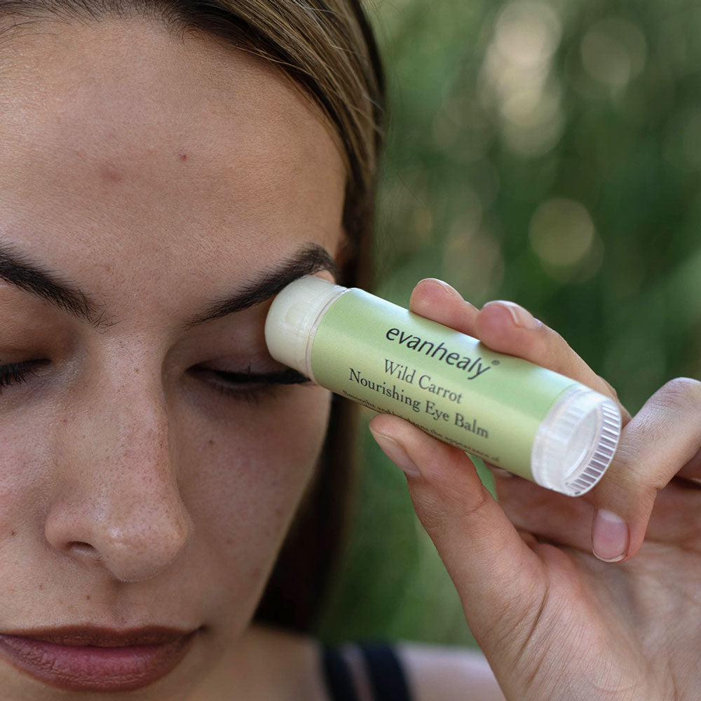 model reducing dark circles around eyes with luminous carrot immortelle cream