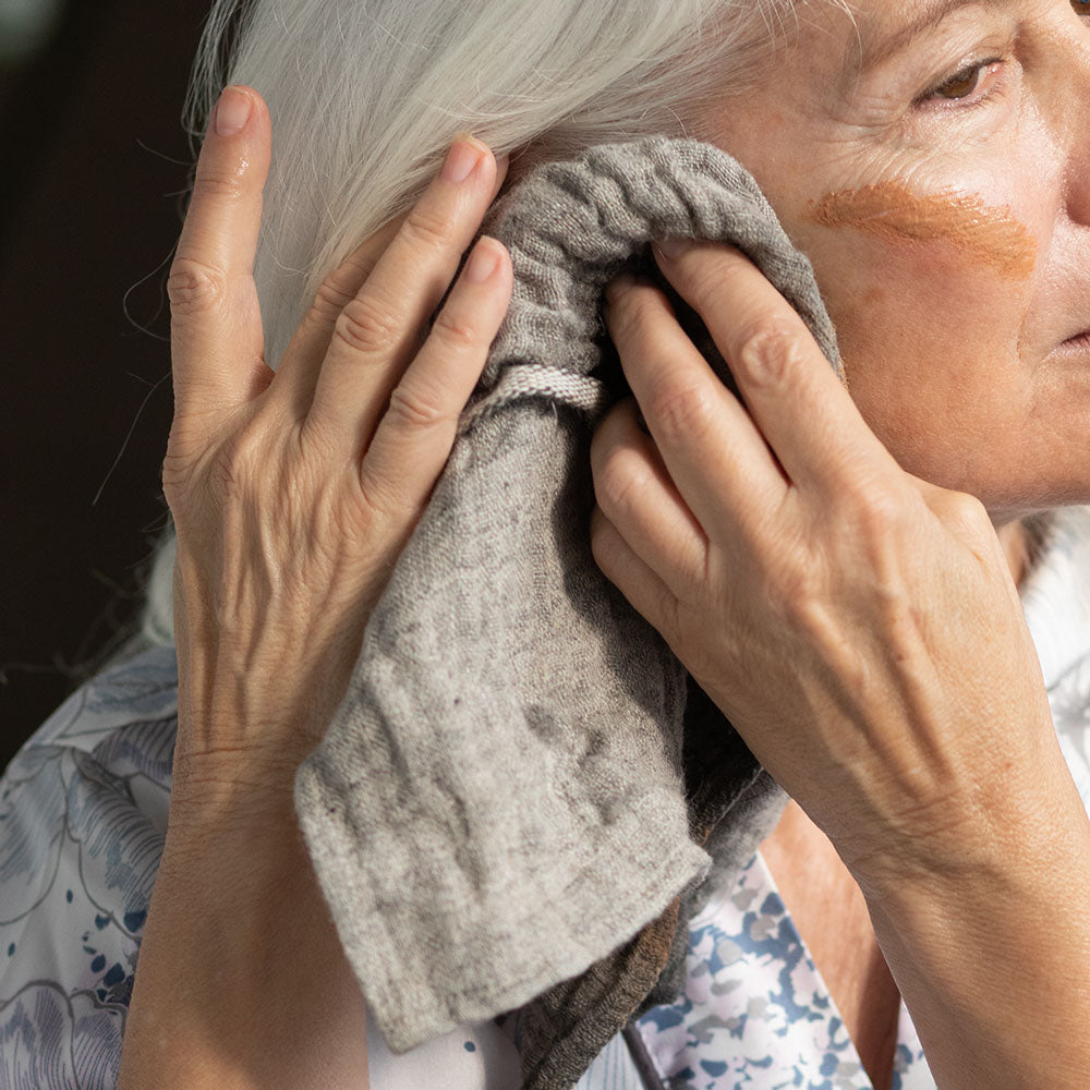 model using double gauze linen face wash cloth to wipe off clay mask